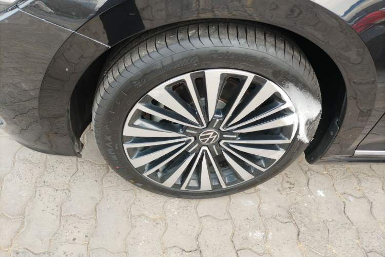 Used Volkswagen Passat 2020 Revised Version 330TSI Luxury Edition China VI Standard Left Front Wheel Hub