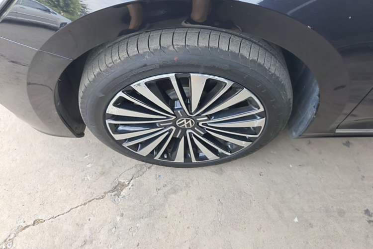 Used Volkswagen Passat 2020 Revised Version 330TSI Luxury Edition China VI Standard Left Front Wheel Hub