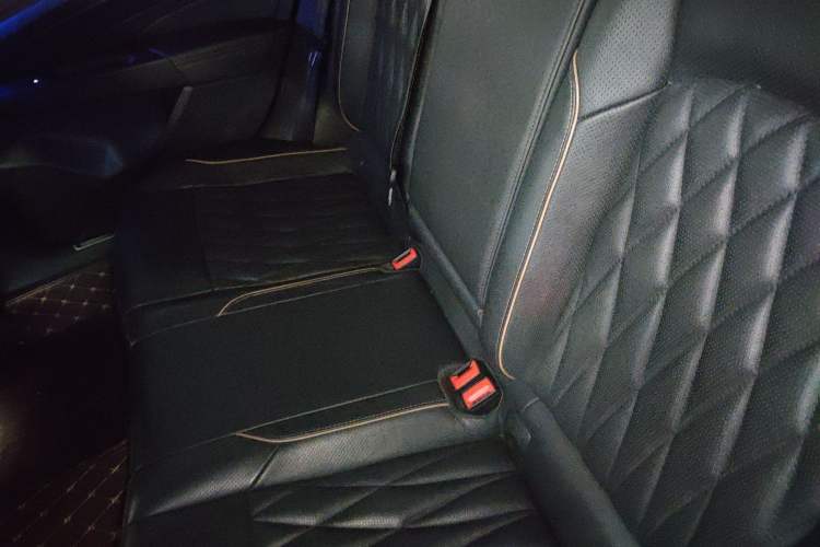 Used Volkswagen Passat 2020 Revised Version 330TSI Luxury Edition China VI Standard Left Rear Seat
