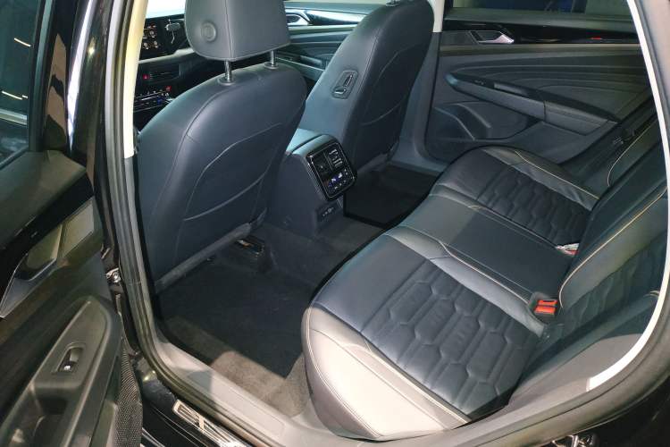 Used Volkswagen Passat 2020 Facelift 330TSI Elite Edition China VI Standard Left Rear Seat