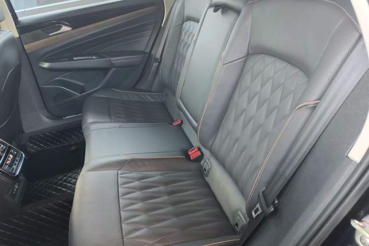 Used Volkswagen Passat 2020 Revised Version 330TSI Luxury Edition China VI Standard Left Rear Seat