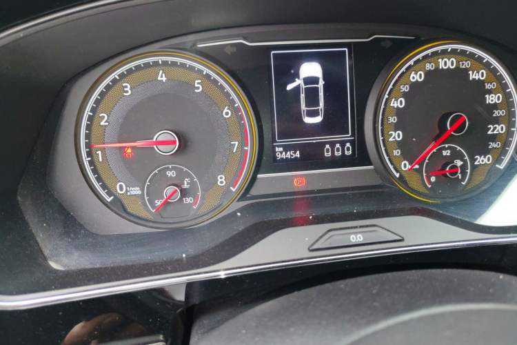 Used Volkswagen Passat 2020 330TSI Elite Edition China VI Odometer Close Up