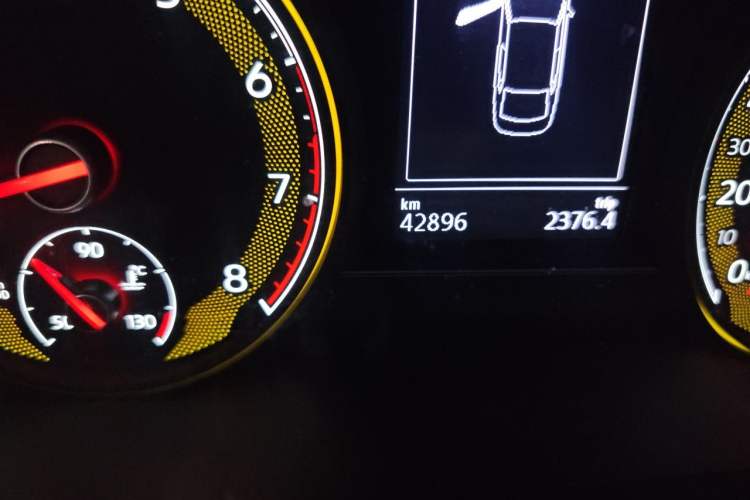 Used Volkswagen Passat 2020 330TSI Elite Edition China VI Odometer Close Up
