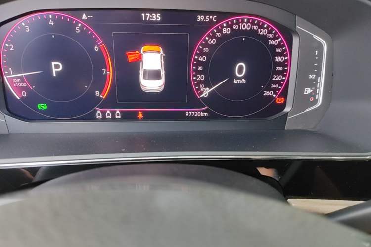 Used Volkswagen Passat 2020 Revised Version 330TSI Luxury Edition China VI Standard Odometer Close Up