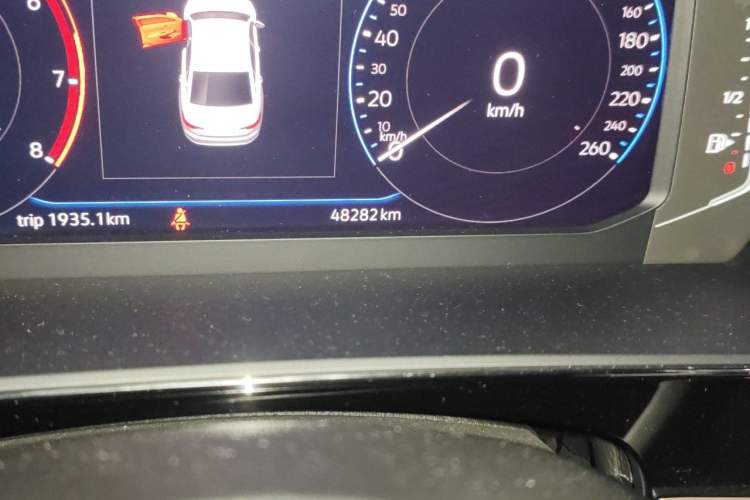 Used Volkswagen Passat 2020 Revised Version 330TSI Luxury Edition China VI Standard Odometer Close Up