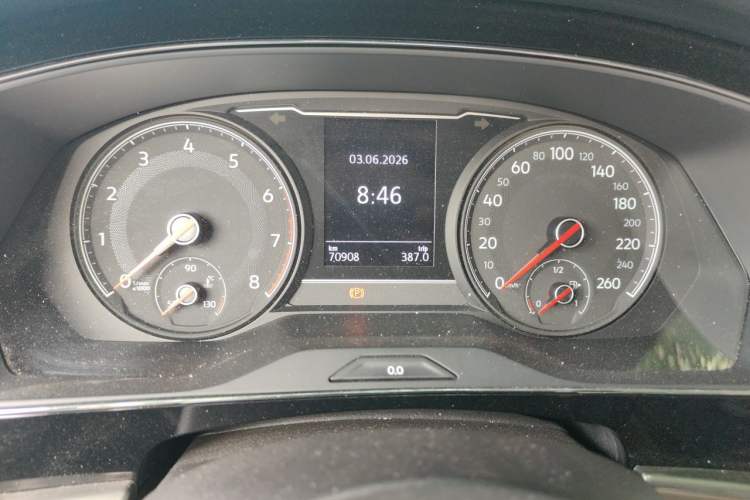 Used Volkswagen Passat 2020 330TSI Elite Edition China VI Odometer Close Up