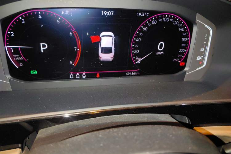 Used Volkswagen Passat 2020 Revised Version 330TSI Luxury Edition China VI Standard Odometer Close Up