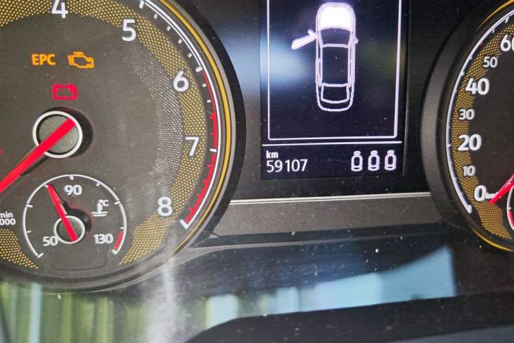 Used Volkswagen Passat 2020 330TSI Elite Edition China VI Odometer Close Up