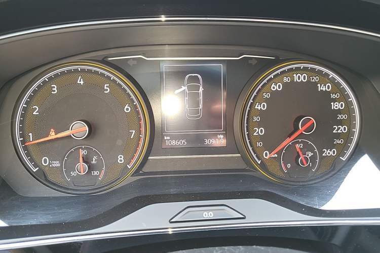 Used Volkswagen Passat 2020 330TSI Elite Edition China VI Odometer Close Up