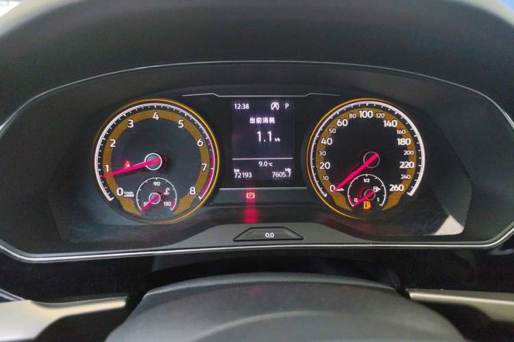 Used Volkswagen Passat 2020 330TSI Elite Edition China VI Odometer Close Up