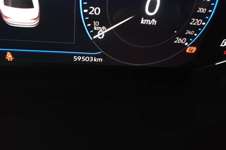 Used Volkswagen Passat 2020 Revised Version 330TSI Luxury Edition China VI Standard Odometer Close Up