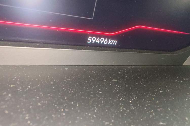 Used Volkswagen Passat 2020 Revised Version 330TSI Luxury Edition China VI Standard Odometer Close Up