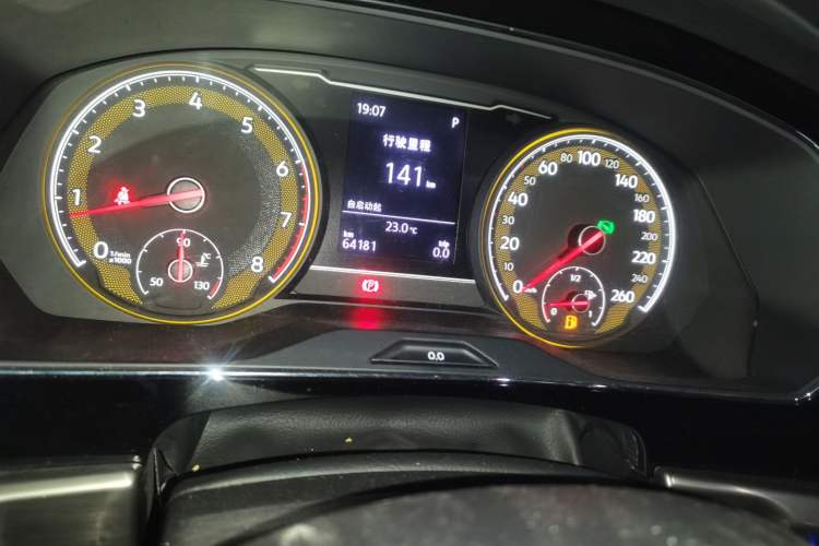 Used Volkswagen Passat 2020 330TSI Elite Edition China VI Odometer Close Up