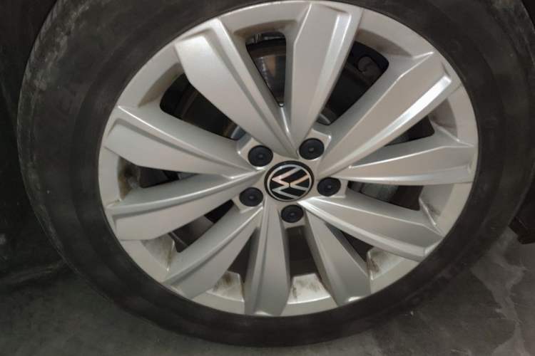 Used Volkswagen Passat 2020 Facelift 330TSI Elite Edition China VI Standard Right Front Wheel Hub