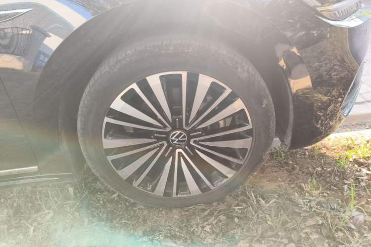 Used Volkswagen Passat 2020 Revised Version 330TSI Luxury Edition China VI Standard Right Front Wheel Hub