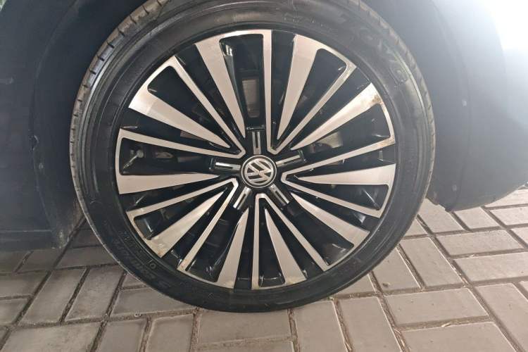 Used Volkswagen Passat 2020 330TSI Luxury Edition China VI Right Front Wheel Hub