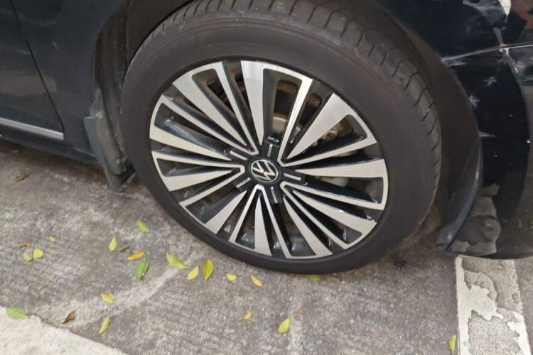 Used Volkswagen Passat 2020 Revised Version 330TSI Luxury Edition China VI Standard Right Front Wheel Hub