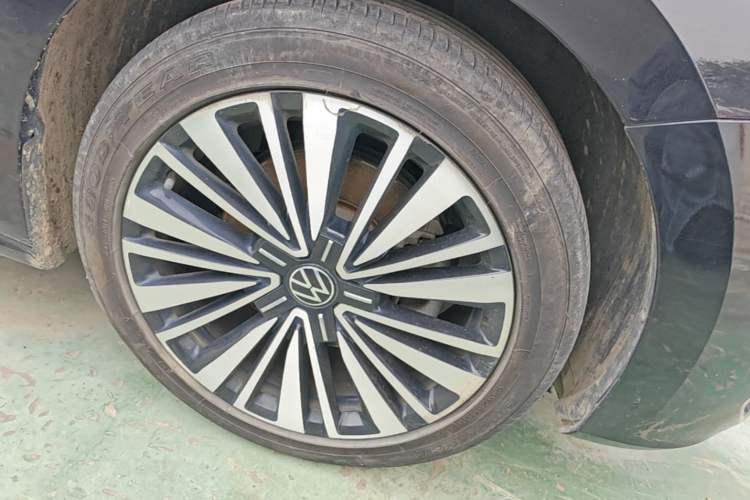 Used Volkswagen Passat 2020 Revised Version 330TSI Luxury Edition China VI Standard Right Front Wheel Hub