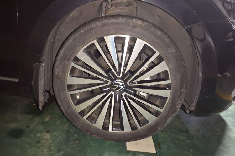 Used Volkswagen Passat 2020 Revised Version 330TSI Luxury Edition China VI Standard Right Front Wheel Hub