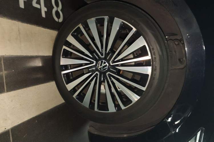 Used Volkswagen Passat 2020 Revised Version 330TSI Luxury Edition China VI Standard Right Front Wheel Hub