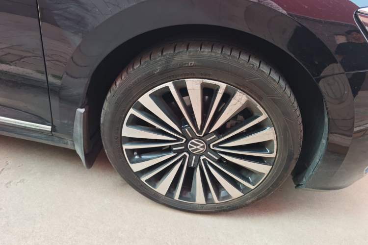 Used Volkswagen Passat 2020 Revised Version 330TSI Luxury Edition China VI Standard Right Front Wheel Hub