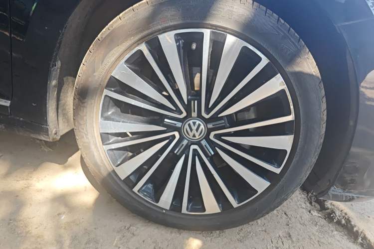 Used Volkswagen Passat 2020 Revised Version 330TSI Luxury Edition China VI Standard Right Front Wheel Hub