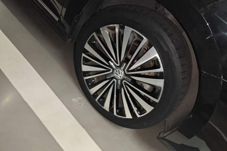 Used Volkswagen Passat 2020 330TSI Luxury Edition China VI Right Front Wheel Hub
