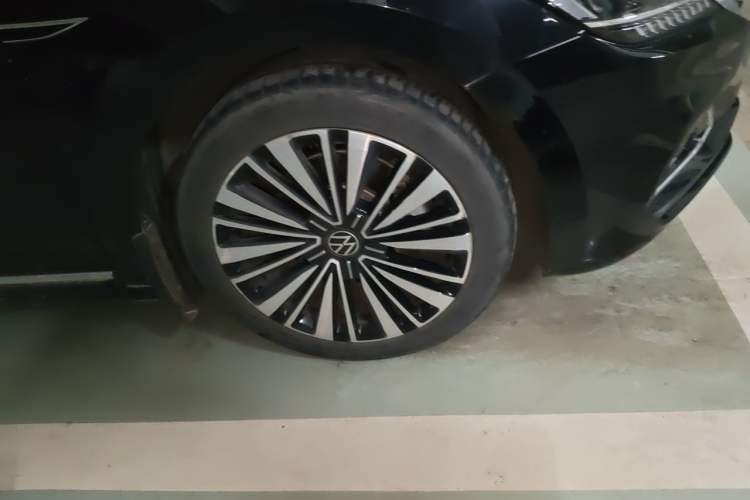 Used Volkswagen Passat 2020 Revised Version 330TSI Luxury Edition China VI Standard Right Front Wheel Hub