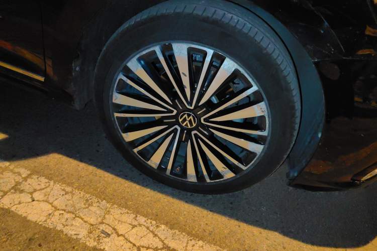 Used Volkswagen Passat 2020 Revised Version 330TSI Luxury Edition China VI Standard Right Front Wheel Hub