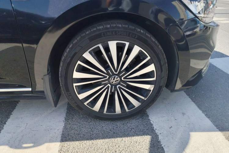 Used Volkswagen Passat 2020 Revised Version 330TSI Luxury Edition China VI Standard Right Front Wheel Hub