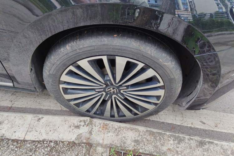Used Volkswagen Passat 2020 330TSI Luxury Edition China VI Right Front Wheel Hub