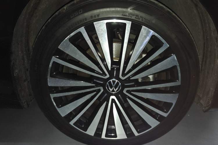 Used Volkswagen Passat 2020 Revised Version 330TSI Luxury Edition China VI Standard Right Front Wheel Hub