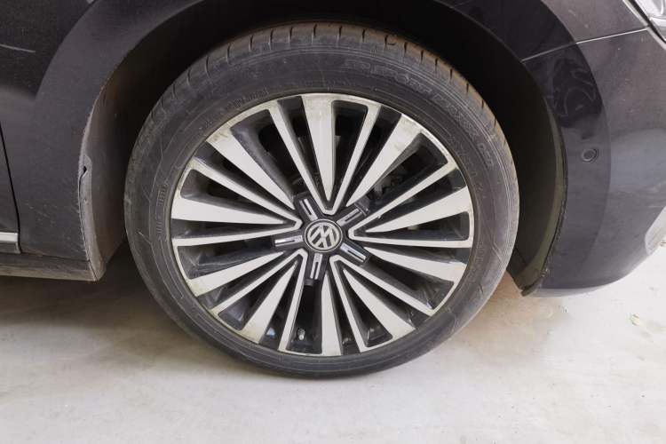 Used Volkswagen Passat 2020 380TSI Flagship Edition China VI Standard Right Front Wheel Hub