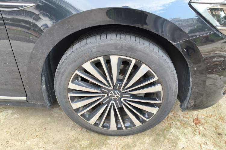 Used Volkswagen Passat 2020 Revised Version 330TSI Luxury Edition China VI Standard Right Front Wheel Hub