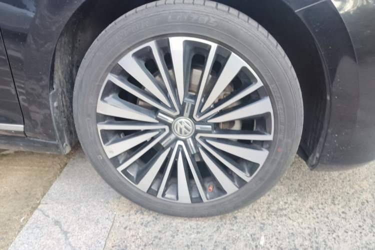 Used Volkswagen Passat 2020 380TSI Prestige Edition China VI Standard Right Front Wheel Hub