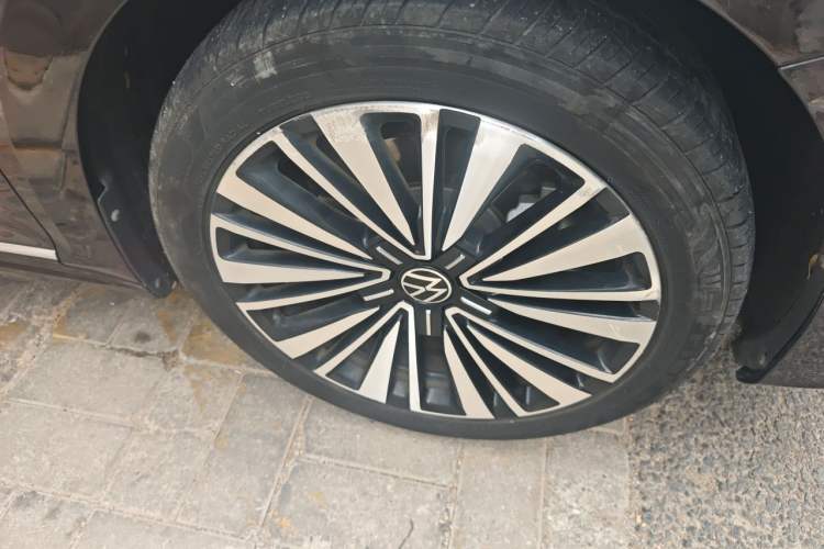 Used Volkswagen Passat 2020 Revised Version 330TSI Luxury Edition China VI Standard Right Front Wheel Hub