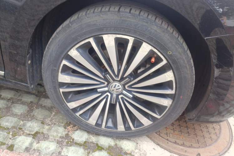 Used Volkswagen Passat 2020 330TSI Luxury Edition China VI Right Front Wheel Hub