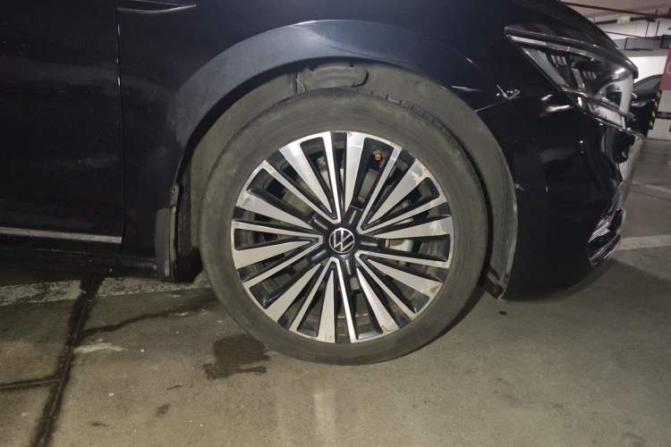 Used Volkswagen Passat 2020 Revised Version 330TSI Luxury Edition China VI Standard Right Front Wheel Hub