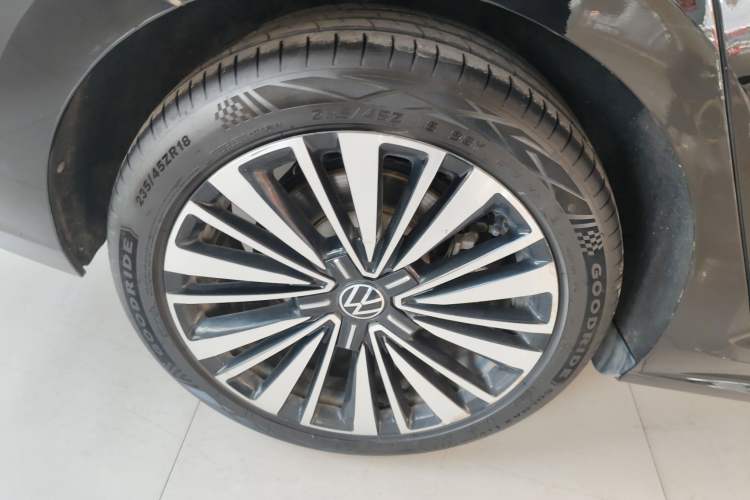 Used Volkswagen Passat 2020 Revised Version 330TSI Luxury Edition China VI Standard Right Rear Wheel Hub