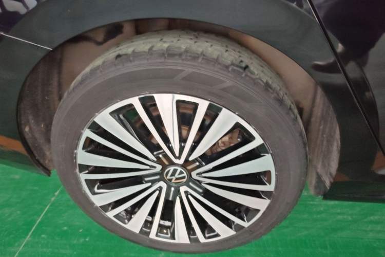 Used Volkswagen Passat 2020 Revised Version 330TSI Luxury Edition China VI Standard Right Rear Wheel Hub