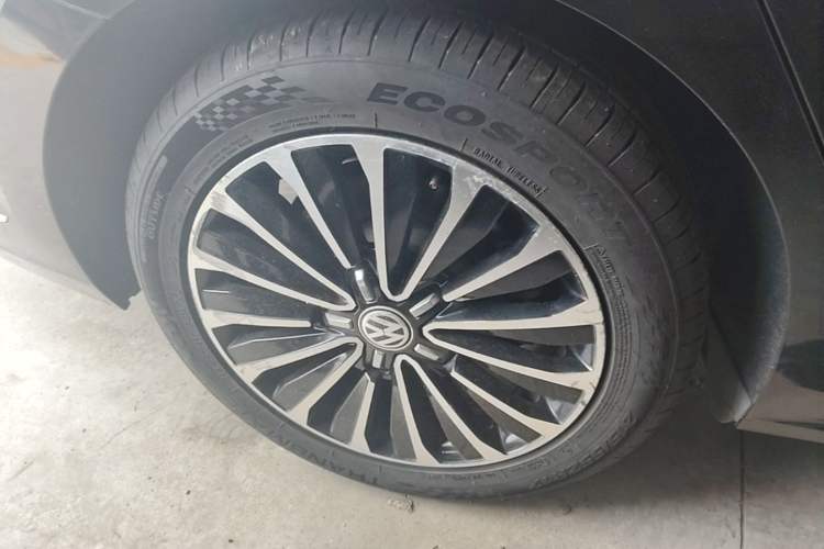 Used Volkswagen Passat 2020 Facelift 330TSI Elite Edition China VI Standard Right Rear Wheel Hub