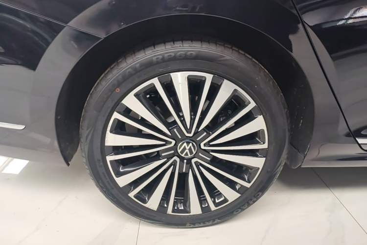 Used Volkswagen Passat 2020 Revised Version 330TSI Luxury Edition China VI Standard Right Rear Wheel Hub