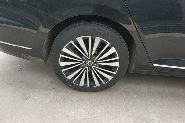 Used Volkswagen Passat 2020 Revised Version 330TSI Luxury Edition China VI Standard Right Rear Wheel Hub