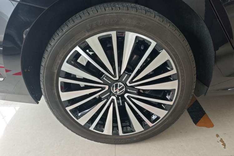 Used Volkswagen Passat 2020 Revised Version 330TSI Luxury Edition China VI Standard Right Rear Wheel Hub