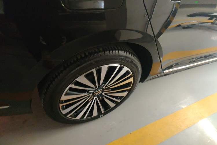 Used Volkswagen Passat 2020 Revised Version 330TSI Luxury Edition China VI Standard Right Rear Wheel Hub