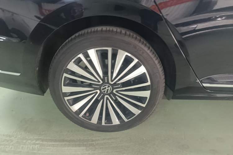 Used Volkswagen Passat 2020 Facelift 330TSI Prestige Edition China VI Standard Right Rear Wheel Hub
