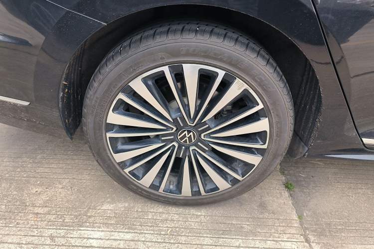 Used Volkswagen Passat 2020 Revised Version 330TSI Luxury Edition China VI Standard Right Rear Wheel Hub