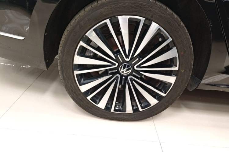 Used Volkswagen Passat 2020 Revised Version 330TSI Luxury Edition China VI Standard Right Rear Wheel Hub