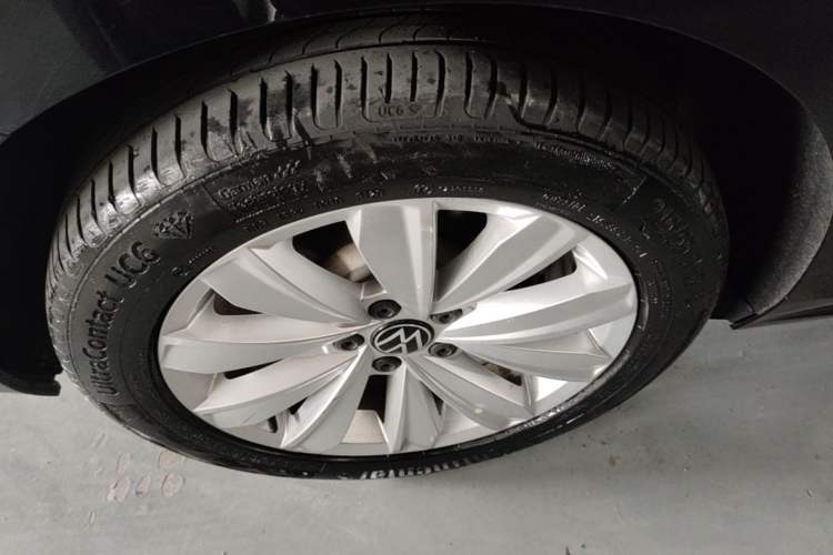 Used Volkswagen Passat 2020 Revised Version 280TSI Elite Edition China VI Standard Right Rear Wheel Hub