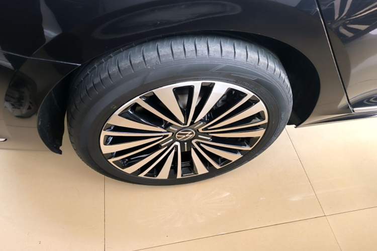Used Volkswagen Passat 2020 Revised Version 330TSI Luxury Edition China VI Standard Right Rear Wheel Hub